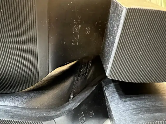 Leather thick-soled women's boots in Women's - Shoes in City of Toronto - Image 9