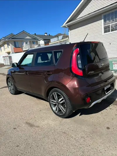 2017 Kia Soul EX 162,000 km 2.0L 4-cylinder engine Front-wheel drive Freshly detailed interior and e...