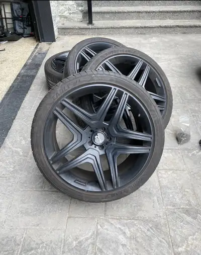 285 35 R22 Rims, new tires and black bolts Fit on Mercedes GLE GLS ML GL