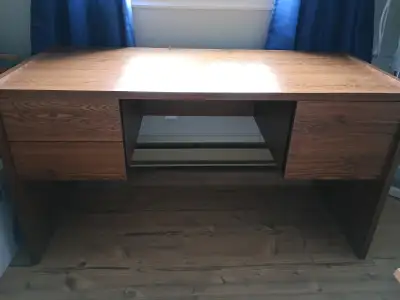 Plaqué chêne, 2 tiroirs à gauche et espace de classeur à droite raison de la vente: dois déménager d...