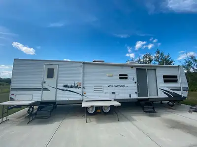 38 ft perfect for a lot or pull. master bedroom. large shower, private bunk room for 3 or 2 and tabl...