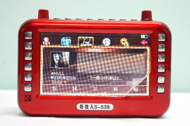 Chinese Language Radio/Music/Video portable player – Like New in Speakers in Markham / York Region - Image 3