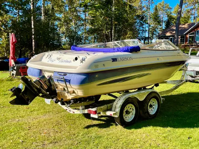 Larson SEI 206 Bow Rider I/O For Sale in Powerboats & Motorboats in Renfrew - Image 3