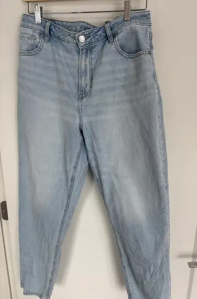 Jeans « Mom» bleu clair. Un taille 14 et un taille 12, 10$ chaque.