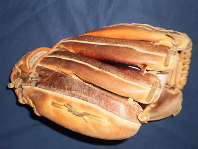 Baseball Gloves, RIGHT HAND (RH)), 11 inches in Baseball & Softball in City of Toronto - Image 7