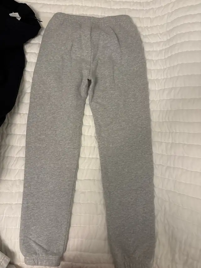 Aritzia sweatpants  in Women's - Bottoms in Mississauga / Peel Region - Image 3