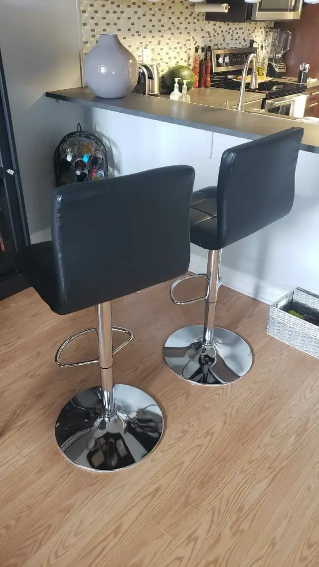 Chairs  /  Stools in Chairs & Recliners in City of Toronto - Image 5