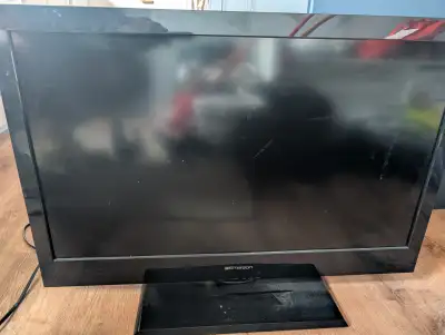 Selling a 32-inch Funai LC320EM2 LCD HDTV in good working condition. This budget-friendly TV feature...