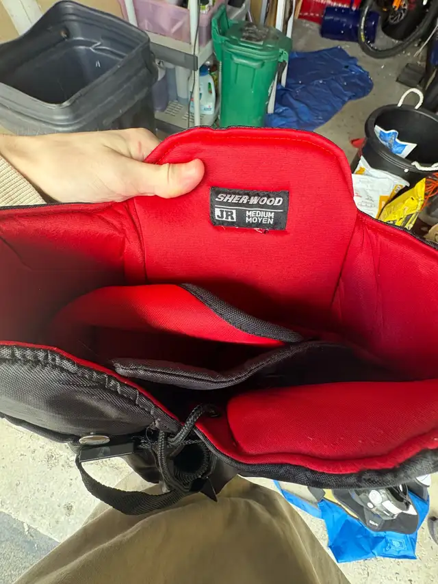 hockey gear youth BEST OFFER TODAY GETS THEM in Hockey in Markham / York Region - Image 5