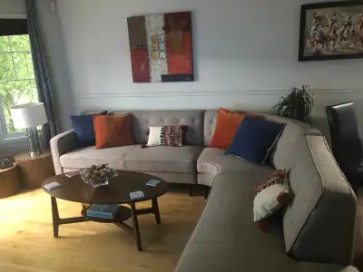 Sectional en ‘’L’’ Structube – Beige/Gris – Excellent état, View more