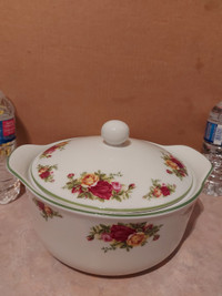 1998 Royal Albert Old Country Rose large size pot with lid