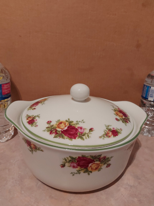 1998 Royal Albert Old Country Rose large size pot with lid in Arts & Collectibles in City of Toronto