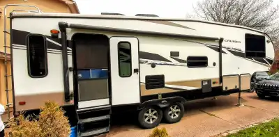 2013 crossroad cruiser cf31lk. New propane tanks. Updated flooring. No leaks.