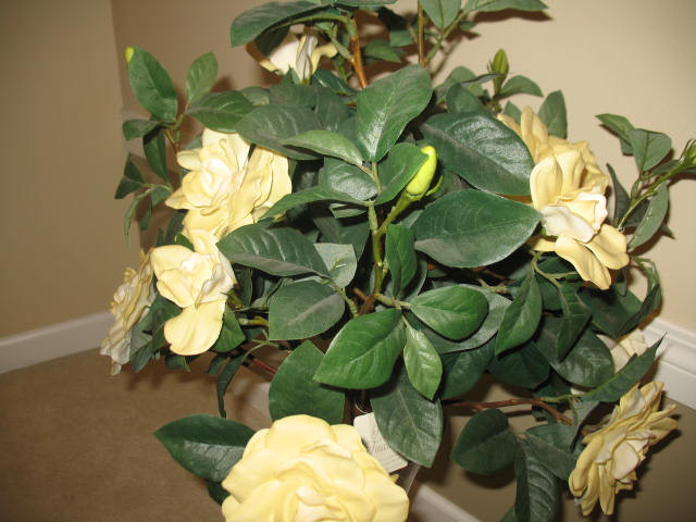 LARGE ARTIFICIAL ROSE FLOWER ARRANGEMENT in Home Décor & Accents in Strathcona County - Image 4