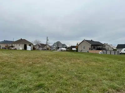 Assez grand pour un duplex, grand terrain