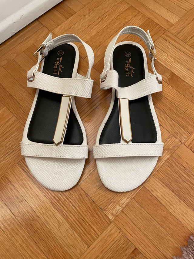 Women’s white sandals dans Femmes - Chaussures  à Ville de Montréal