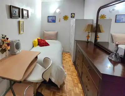 Salut! Salam Alaykume! Je suis une femme, louant une chamber privée meublée d'un lit simple, Commode...