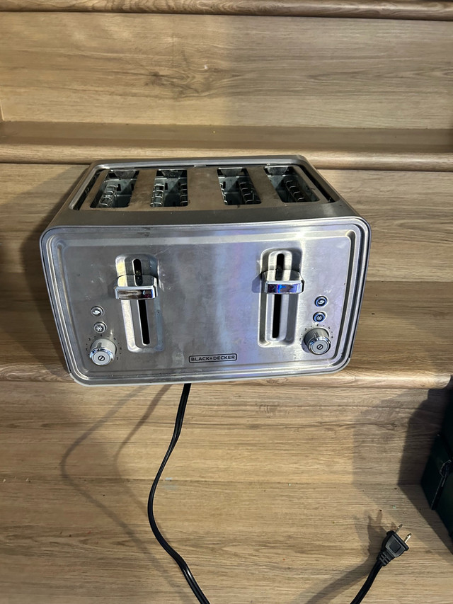 Black and Decker Toaster in Toasters & Toaster Ovens in Calgary