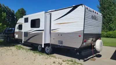 2014 25ft. Shasta Oasis RV trailer. New awning fabric. Bunk beds Queen bed Slide out GVWR 3406KG Cur...