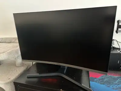 Selling my Samsung 27” gaming monitor as I need something without a curve for my new setup (I sit fu...