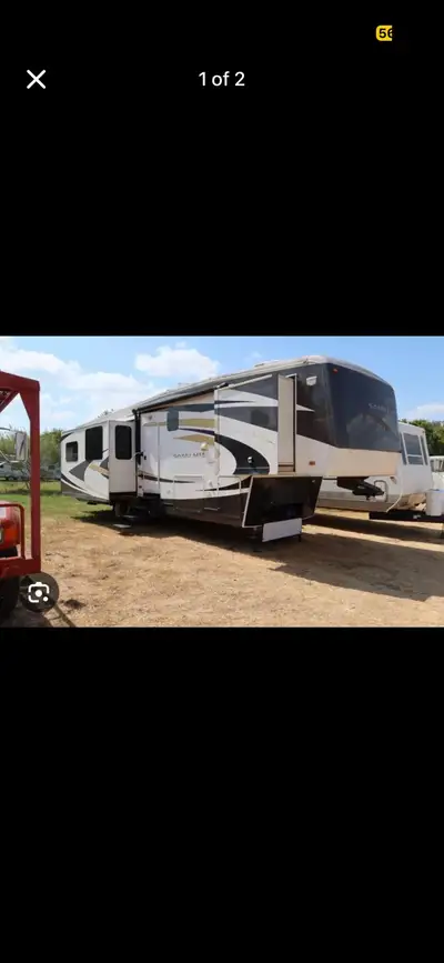 The 2008 Carriage Carri-Lite was a high-end, luxury fifth wheel RV known for its durable constructio...