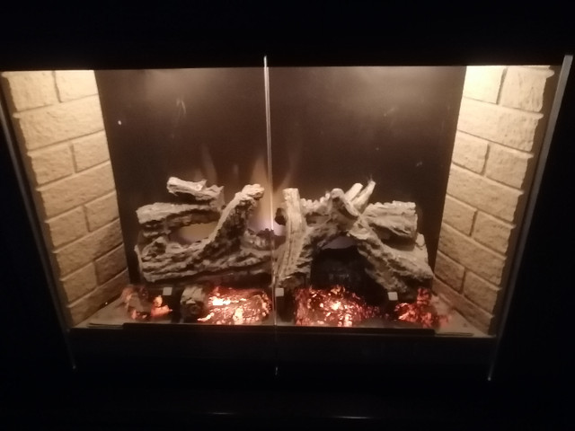 ELECTRIC FIREPLACE HEATER WITH WOOD BEAUTIFUL GLASS,BROWN WOOD dans Foyers & bois de Chauffage  à Ville de Montréal - Image 2