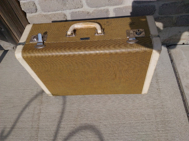 Vintage Eatonia Suitcase by Eaton Co of Canada in Arts & Collectibles in Norfolk County - Image 4