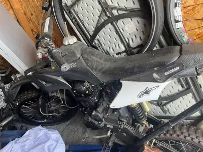 Je vends ma moto cross MXR250cc 4 temps d'occasion, idéale pour les amateurs de sensations fortes! C...
