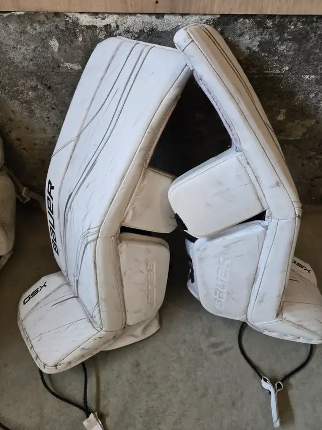 Goalie pads / jambières de gardien de but in Hockey in Laval / North Shore - Image 3