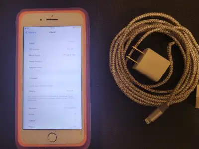 Selling a fully functional white Apple iPhone 8 Plus. 64GB, Unlocked (works with Rogers, Bell, Telus...