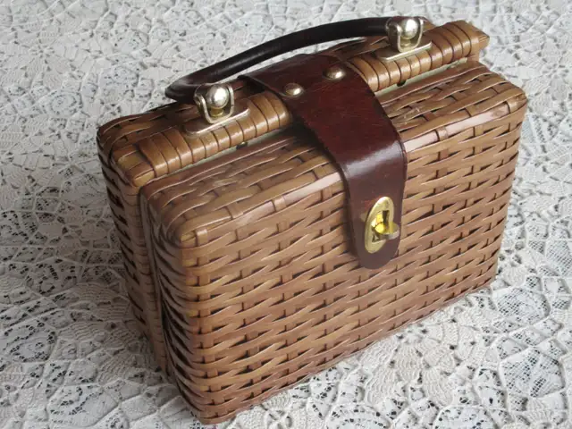 Vintage 1960s Basket Weave Style Purse in Women's - Bags & Wallets in New Glasgow - Image 7