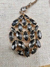 GOLD TONE Necklace and Pendant with Onyx Coloured Stones