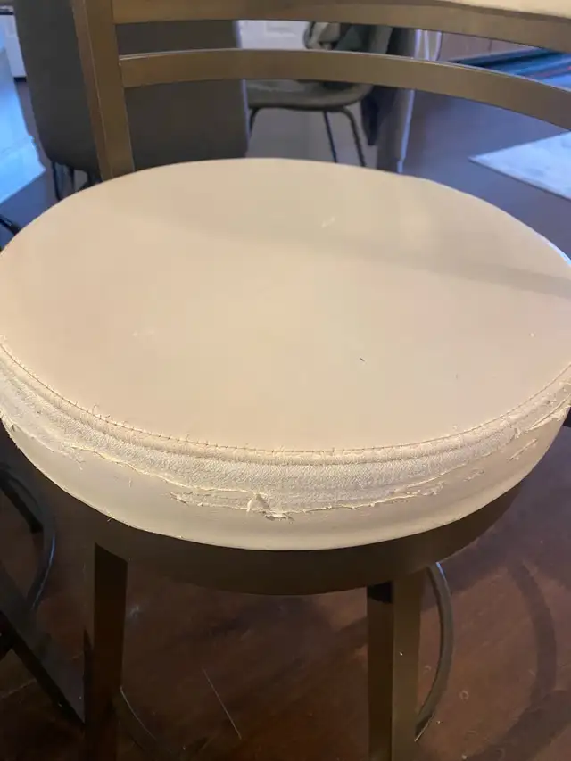 2 counter height swivel stools in Other in Oakville / Halton Region - Image 10