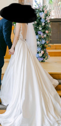 Selling Gorgeous Elegant Wedding Dress!