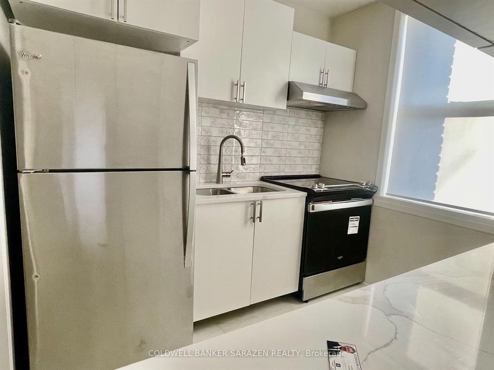 Corner 2 bdrm Apt with 2 balconies and 1 car Parking. $1975/mo 3