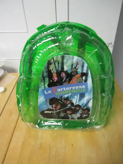 N'est pas un vêtement de flottaison Permet au sac de se tenir debout Permet de voir ce qu'il y a à l...