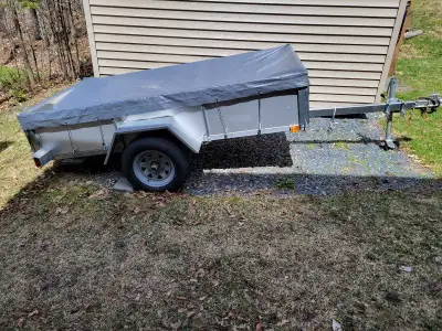 Remorque 4x8 en acier galvanisé. Peux ce basculer vers l'arrière. Essieu 2500 lbs En excellente état...