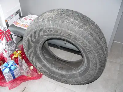 1 pneu à neige neuf jamais installé Hercule Avalanche 265 - 75 R - 16 $ 50.00 Tél au vendeur avant 2...