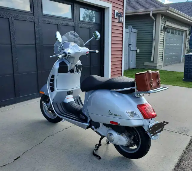2007 Vespa GTS 250 ie in Scooters & Pocket Bikes in Edmonton - Image 9
