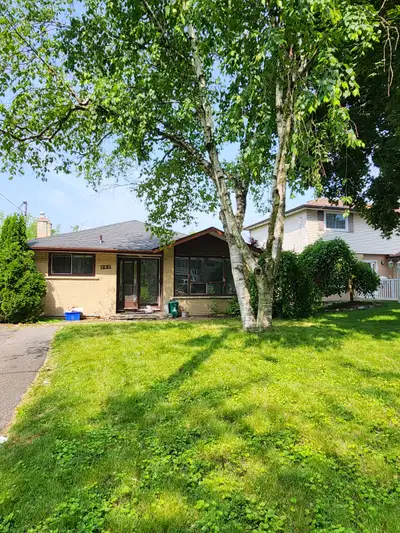 The Place: 3 Bed 1 Bath Upper Unit! Location: Pinewood St, Oshawa Avail. JULY 1ST OR SOONER!! The un...