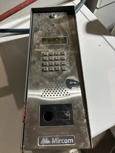 TX3-2000-4UR-C MIRCOM à vendre Interphone pour immeubles - 100% fonctionnel : haut parleur, micro, a...