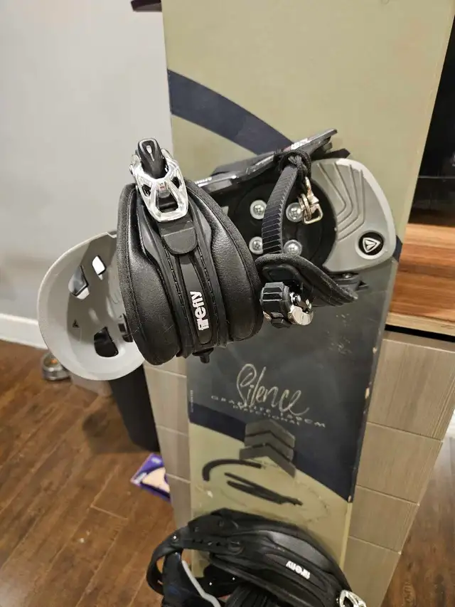 Snowboard and bindings in Snowboard in Delta/Surrey/Langley - Image 5