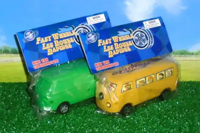 Modèles Volkswagen Vintages...Deux Mini-Bus flambants neufs dans l'emballage scellé...Auto-collants...