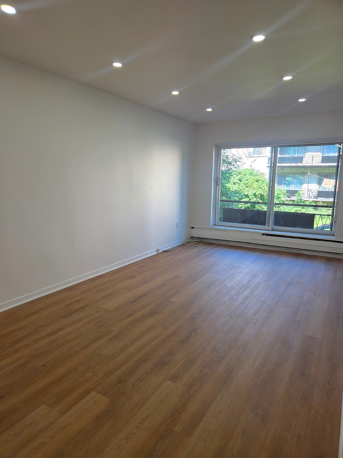 Renovated 2-Bedroom Apartment in Ville Saint-Laurent — photo 1