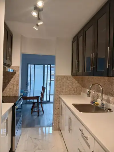 Spacieux condo, 2 chambres, 2 SDB, rénové, avec un grand balcon. Immeuble en béton, Ville Mont-Royal...