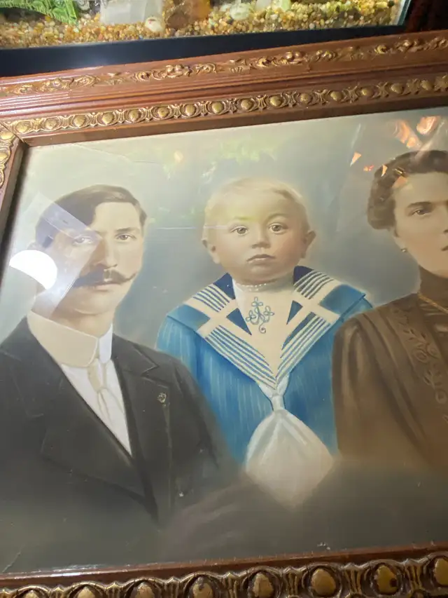 Antique Picture Family Frame Carved Wood & Convex Glass in Arts & Collectibles in Vancouver - Image 3