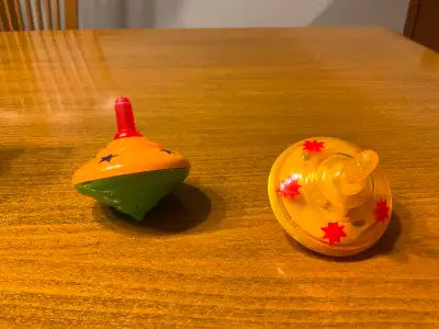 2 mini toupies Développe la dextérité chez l’enfant Merci d’aller voir mes autres annonces