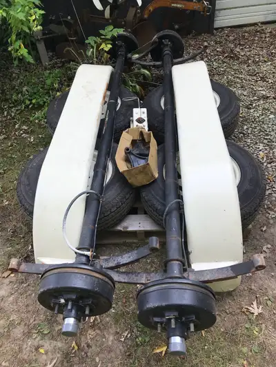 2 3500 lb axles , 81 1/2 “ backing plate to backing plate , hydraulic brake on all 4 wheels , new ba...