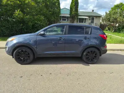 Reliable and fuel-efficient 2012 Kia Sportage 2.4L FWD ( front wheel drive ) with a manual transmiss...