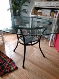 Table de cuisine avec 4 chaises.